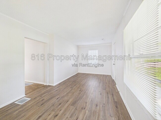 Foto del edificio - 1309 E 84th Terrace