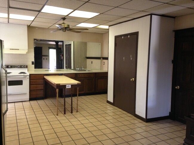 Kitchen - Unit 1F - 604 W Main St