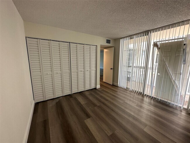 Foto del edificio - 7091 Environ Blvd