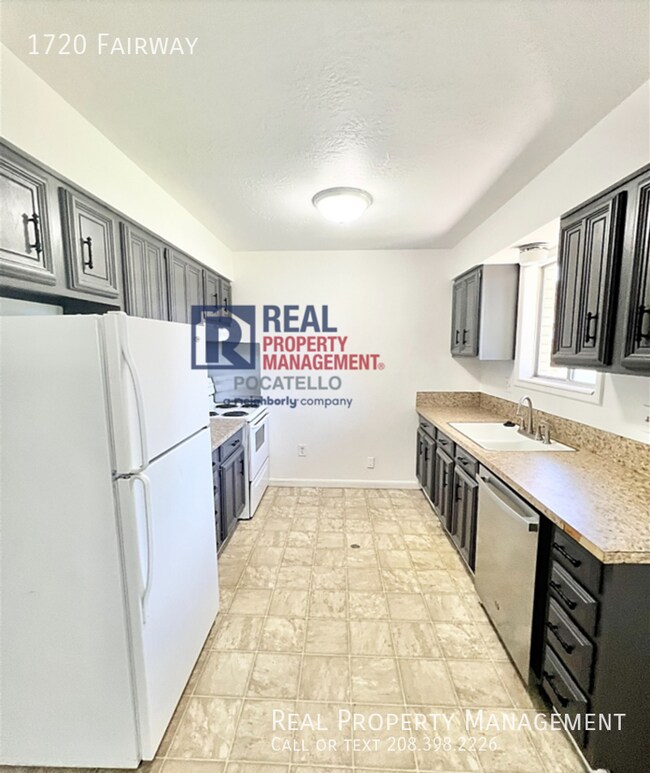 Building Photo - 2 Bedroom 1 bath Apartment - 1 car garage