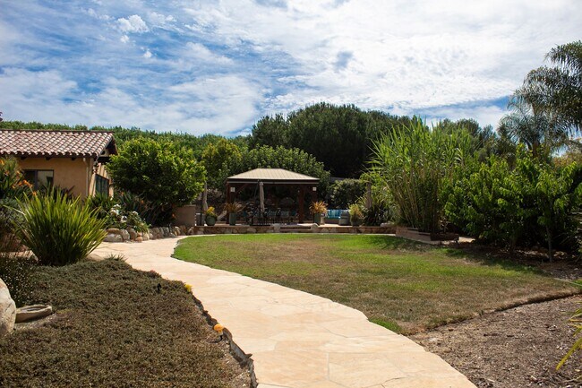 Building Photo - 534 Vereda del Ciervo