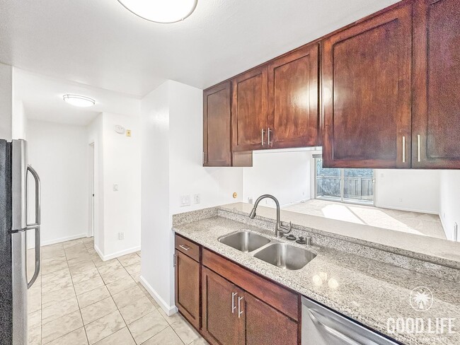 Foto del edificio - Bright 2BR Condo with New Carpet, Private Balcony & Great Amenities in Clairemont Mesa!