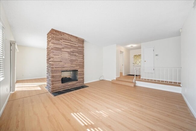 Building Photo - 2549 Notre Dame Dr