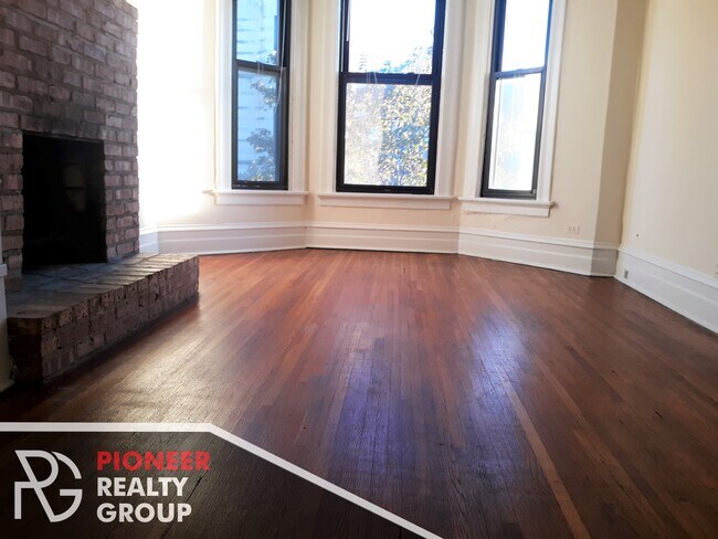 Building Photo - 356 W Dickens Ave