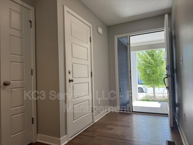 Building Photo - 2018 SW Holdbrooks Dr