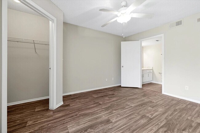 Building Photo - 2 Bed 2 Bathroom Apartment in Prime Winter...