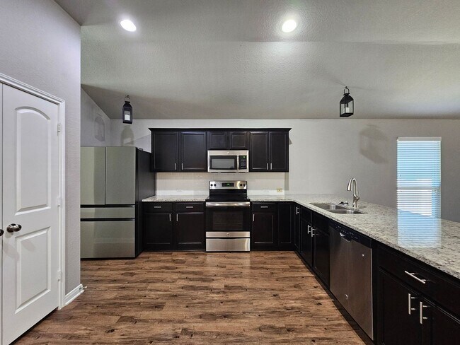 Building Photo - AMAZING RENT REDUCTION - HOME AVAILABLE NOW!