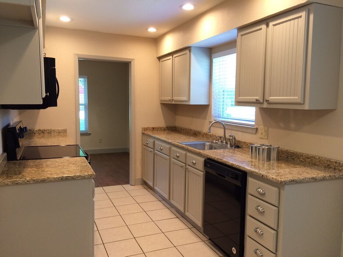 Foto principal - 7674 North St