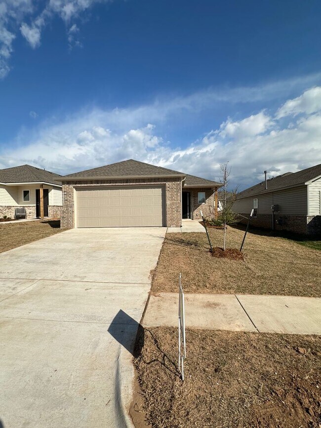 Foto del edificio - NEWER Four Bedroom | Two Bath Home in Sara...