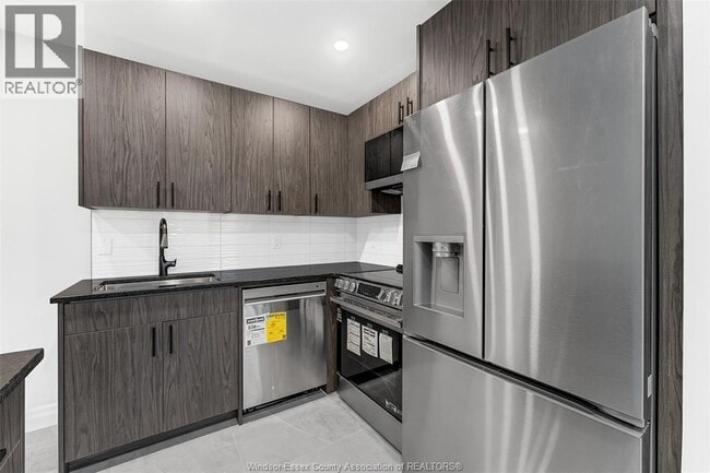 Building Photo - 700 Brock St