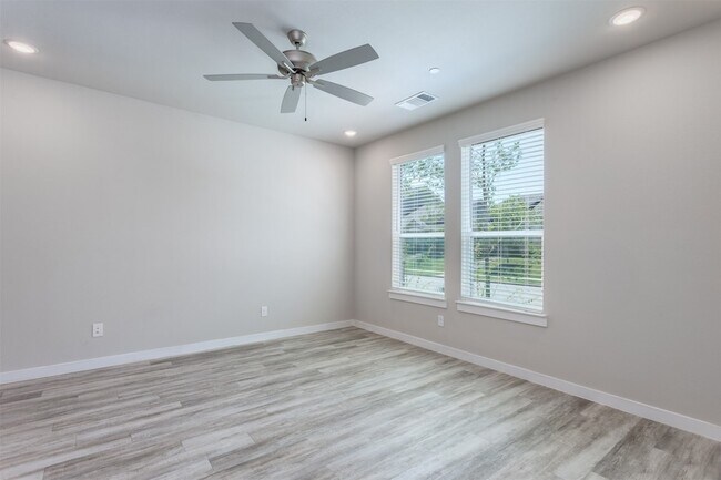 Foto del edificio - 1328 Creekbank Dr