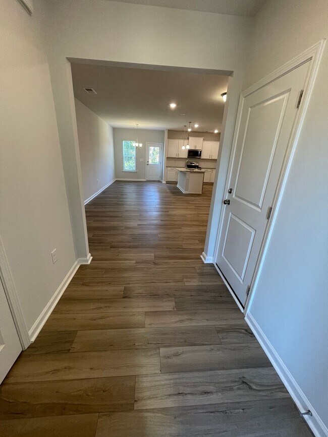 Foto del edificio - Charming 3 Bedroom Home Located in Raleigh