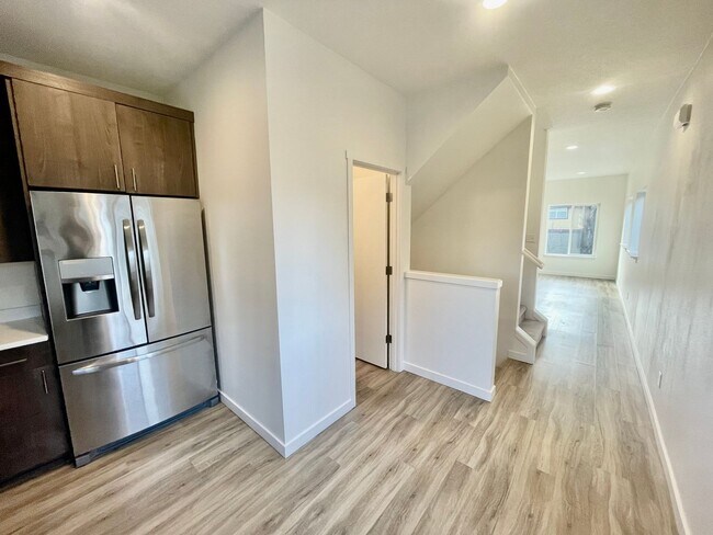 Foto del edificio - Spacious 2BD + Bonus Room Condo in Powellh...