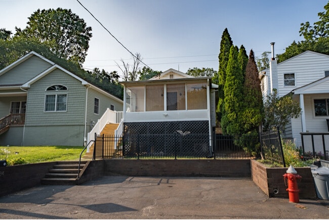 Building Photo - 884 Parker St
