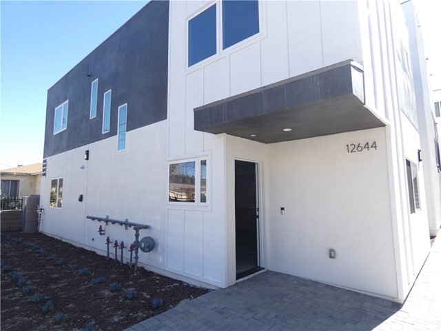 Foto principal - 12644 Oxnard St