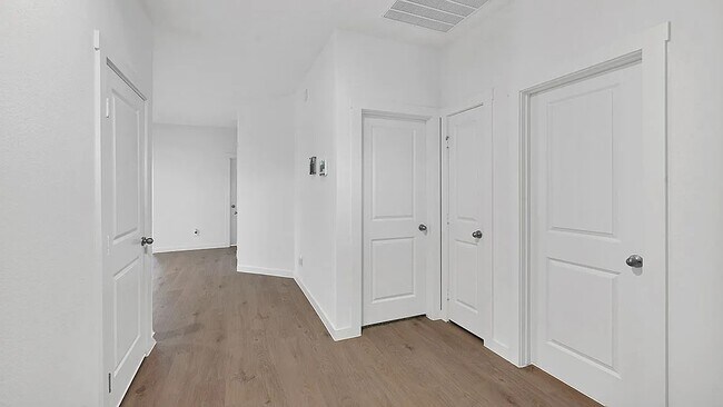 Foto del edificio - 7943 Cavour Dr