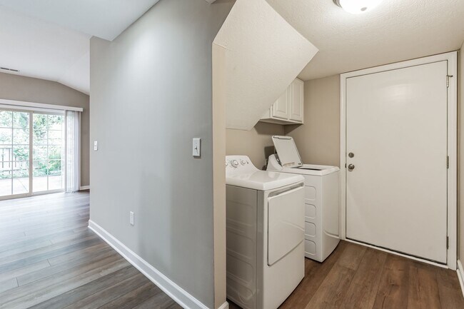 Building Photo - Lewis Center Condo turn key ready!