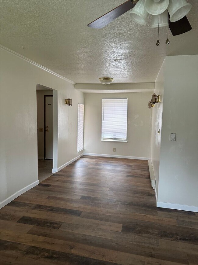 Foto del edificio - 2 bedroom 1 bath Roseburg duplex off Harvard