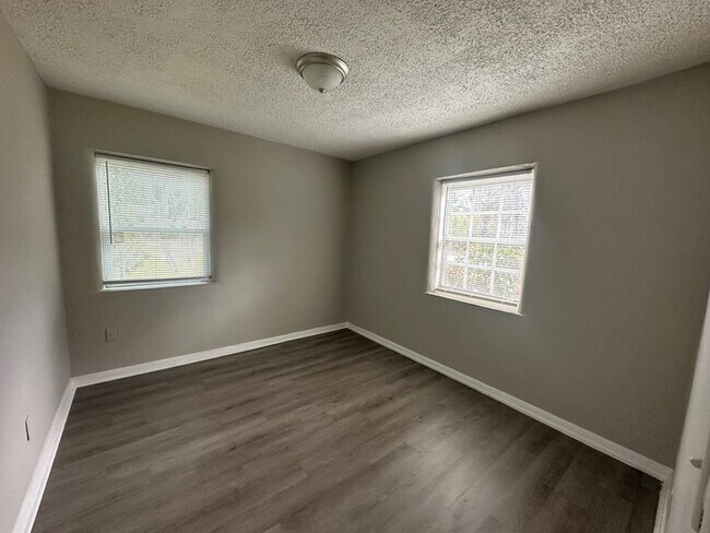 Foto del edificio - NEWLY RENOVATED 3 bed/2 bath!