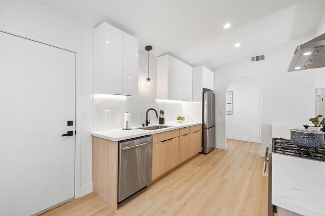 Foto del edificio - Stunning Mid-Century Modern Pool Home in Walnut Cove – Fully Furnished 4 bedrooms & 3 bathrooms!