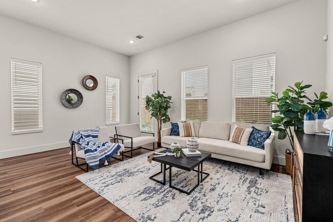 Building Photo - 879 Rachel St