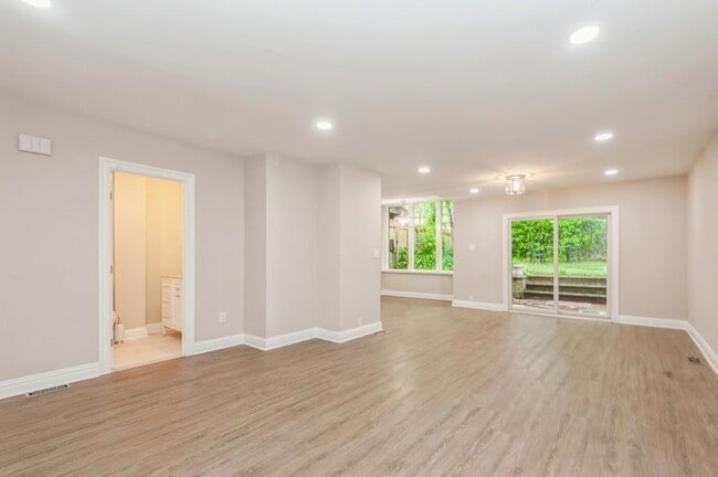 Building Photo - 118 Parkview Ave