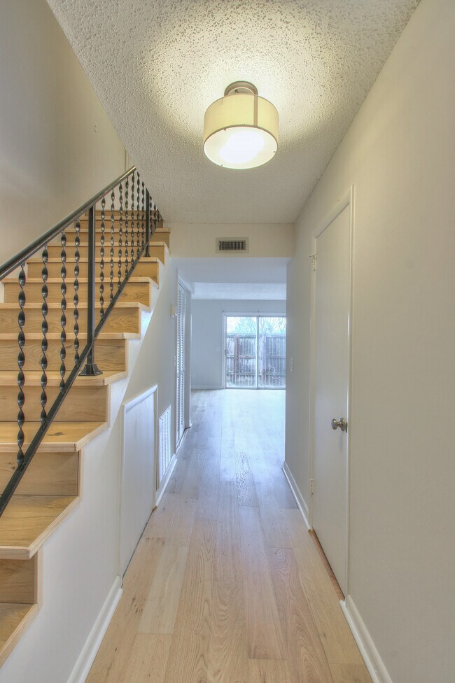 Foto del edificio - 523 Harding Pl