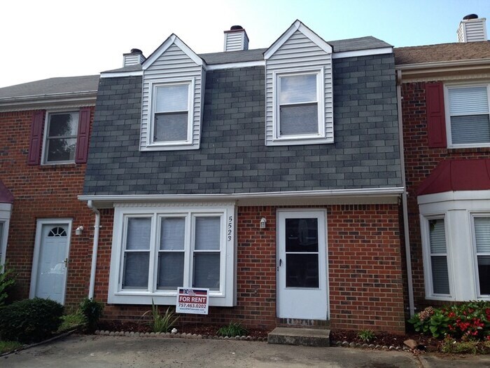 Foto principal - This 3 bedroom 1.5 bath Townhome is locate...