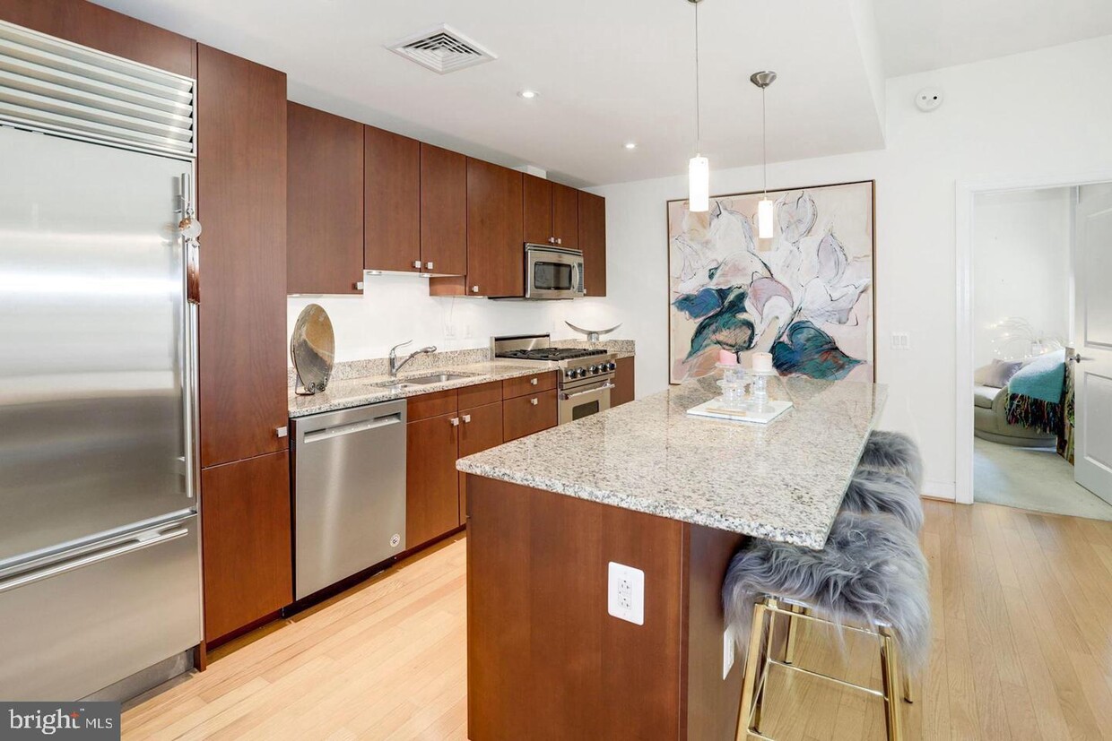 Primary Photo - 2425 L St NW