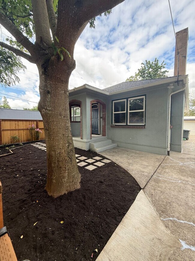 Foto del edificio - Beautiful Remodel to this Charming Portland Cottage near Division!