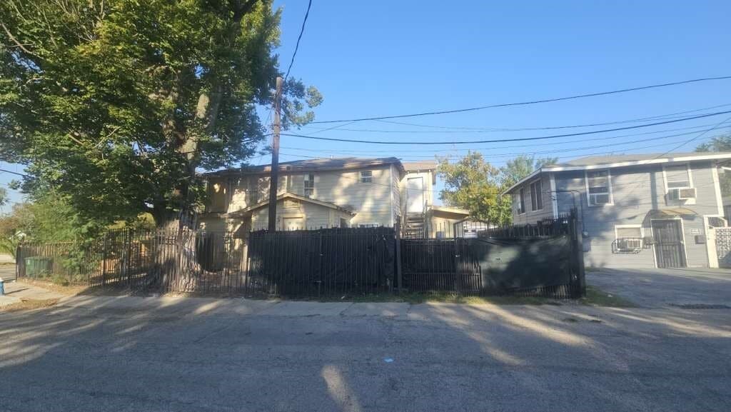 Foto principal - 6502 W Montgomery Rd