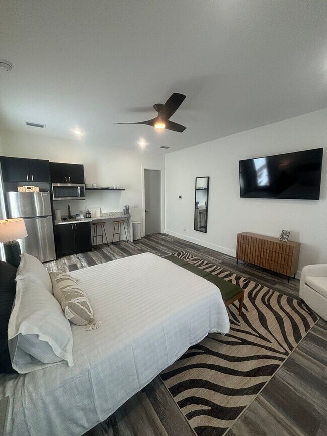 Building Photo - 1Bd/1Ba in the HEART of Midtown! FULLY FURNISHED! Perfect for travelling Nurses or Students!