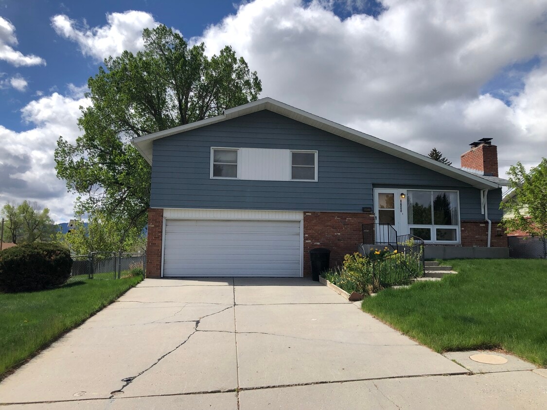 Foto principal - 2745 E 6th St
