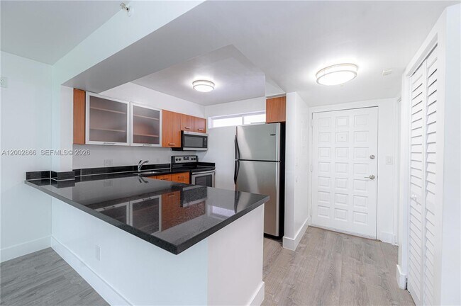 Foto del edificio - 650 NE 64th St
