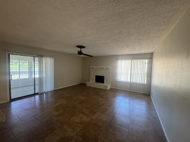 Building Photo - 935 Country Club Dr