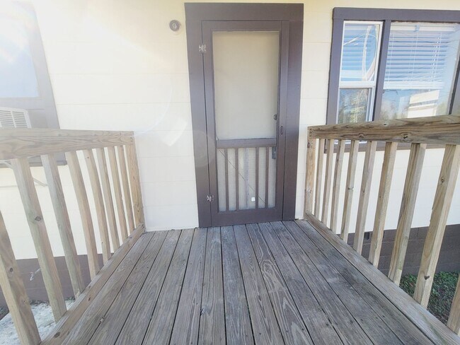 Foto del edificio - CUTE 2/1 w/ Wood Floors, Spacious Yard, W/D Hookups, & New Kitchen! Bike to FSU/FAMU! $1225/month...