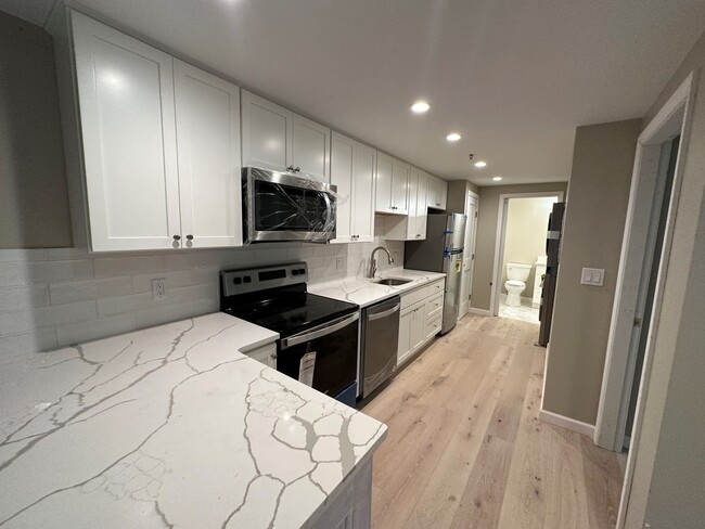 Building Photo - On Winthrop Beach - In unit Free Laundry -...