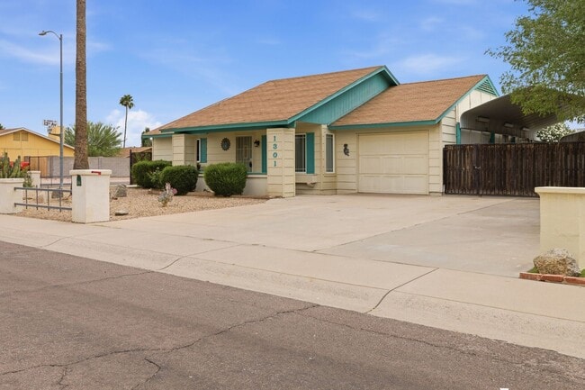 Building Photo - 1301 W Montoya Ln
