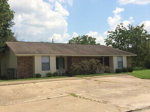 Building Photo - 3620 Choctaw St