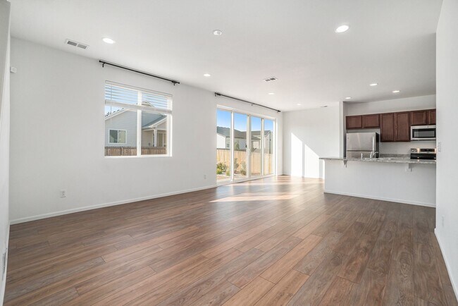 Building Photo - $700 SIGNING BONUS!! Amazing 4 Bedroom Hom...
