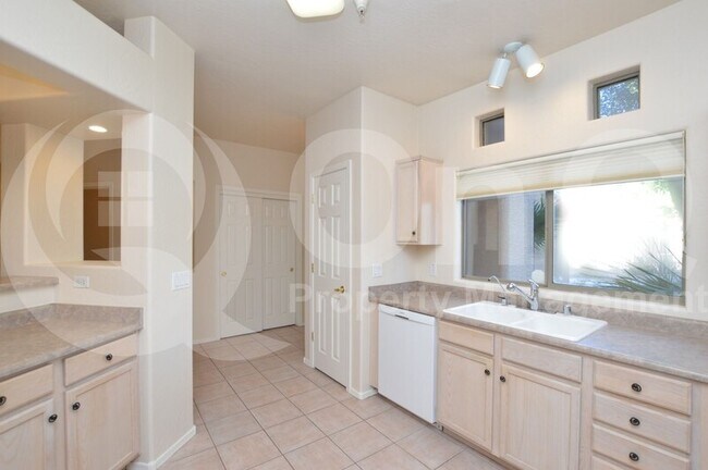 Foto del edificio - 1351 N Pleasant Dr