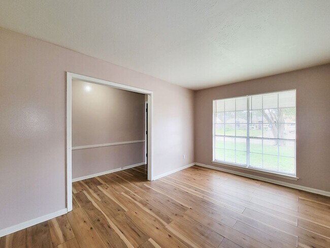 Foto del edificio - GREAT 3 BEDROOM 2 BATH HOME IN LEAGUE CITY. BIG BACKYARD AND LARGE DEN AREA.