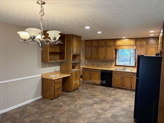 Building Photo - 185 Redwood Cir