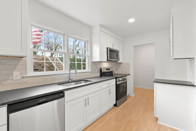 Building Photo - 111 Fernridge Dr