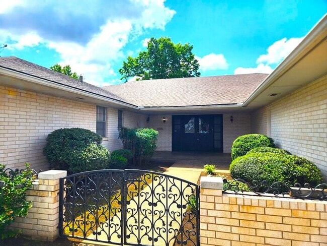 Building Photo - 2 Bed 2 Bath 2 Car Garage Duplex in NW OKC