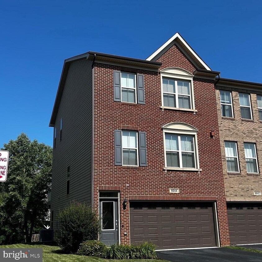 Foto principal - 6644 Bartrams Forest Ln
