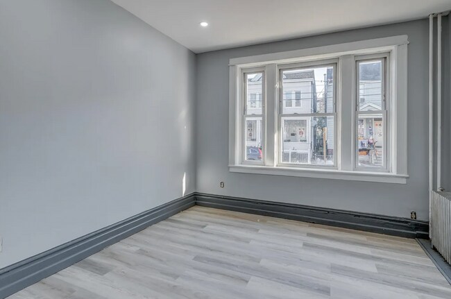 Master Bedroom - 25 Bartholdi Ave
