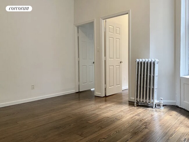 Foto del edificio - 215 E 4th St