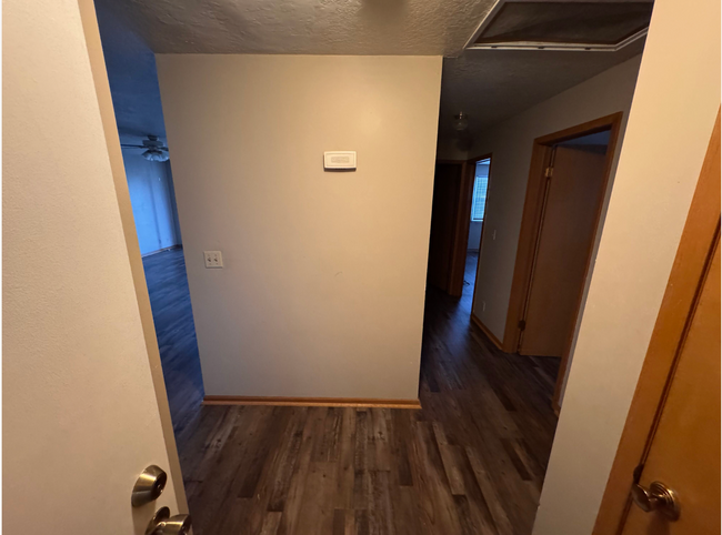 Building Photo - 2 Bedroom, 2 Bath Upper Level Remodeled Ap...