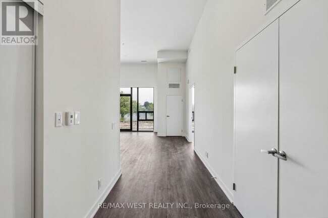 Photo du bâtiment - 350 Prince Charles Dr S